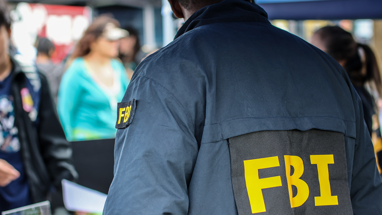 Ex-agente do FBI rouba US$ 1 milhão em criptomoedas do próprio alvo, dizem autoridades