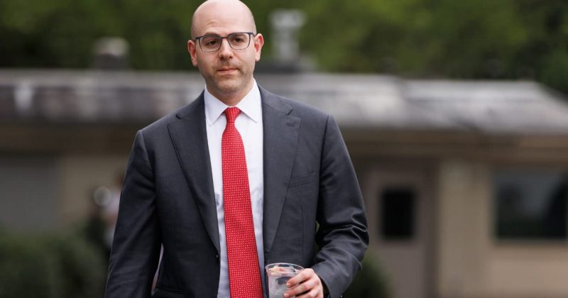 Saída de Stephen Miran abre caminho para Kevin Warsh na presidência do Fed, prometendo políticas mais restritivas